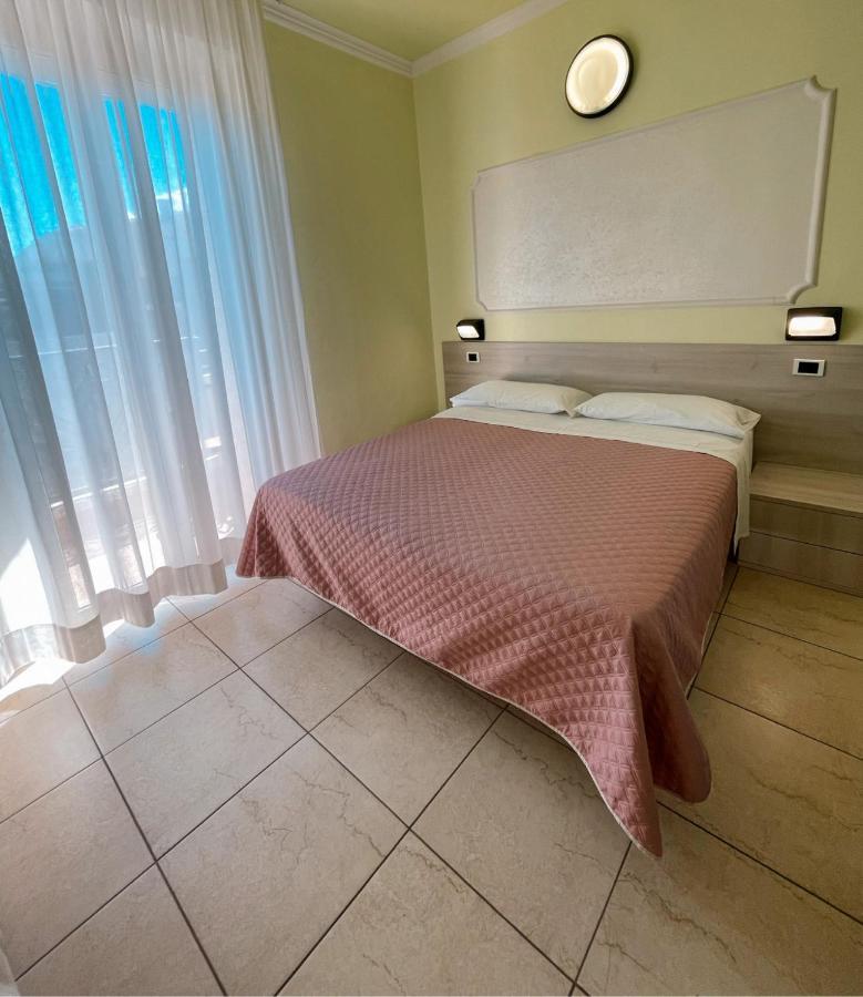 Hotel Liana Rimini Exteriör bild