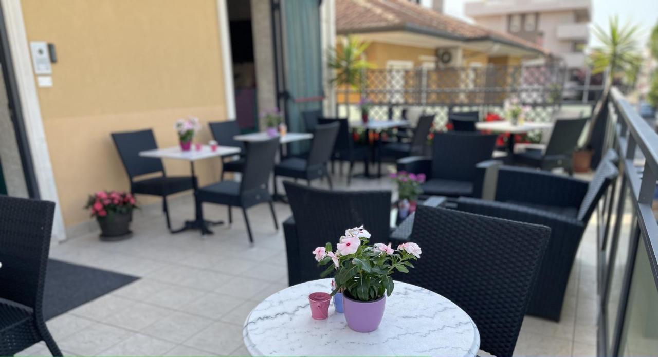 Hotel Liana Rimini Exteriör bild